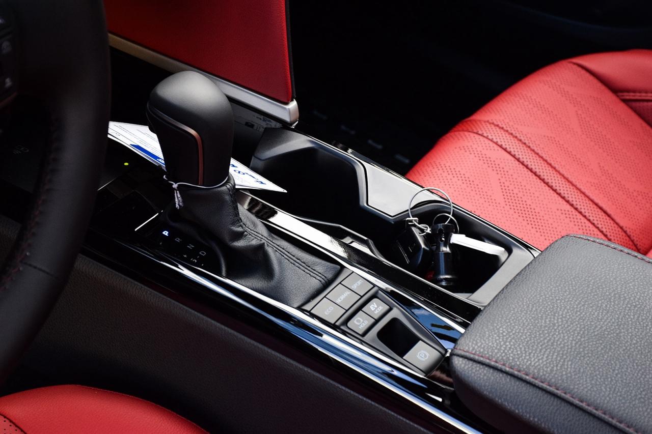 2025 Toyota Camry HYBRID XSE AWD / CLEAN CARFAX / RED INTERIOR / MOONROOF Photo