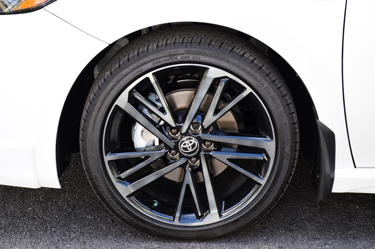 2025 Toyota Camry HYBRID XSE AWD / CLEAN CARFAX / RED INTERIOR / MOONROOF Photo