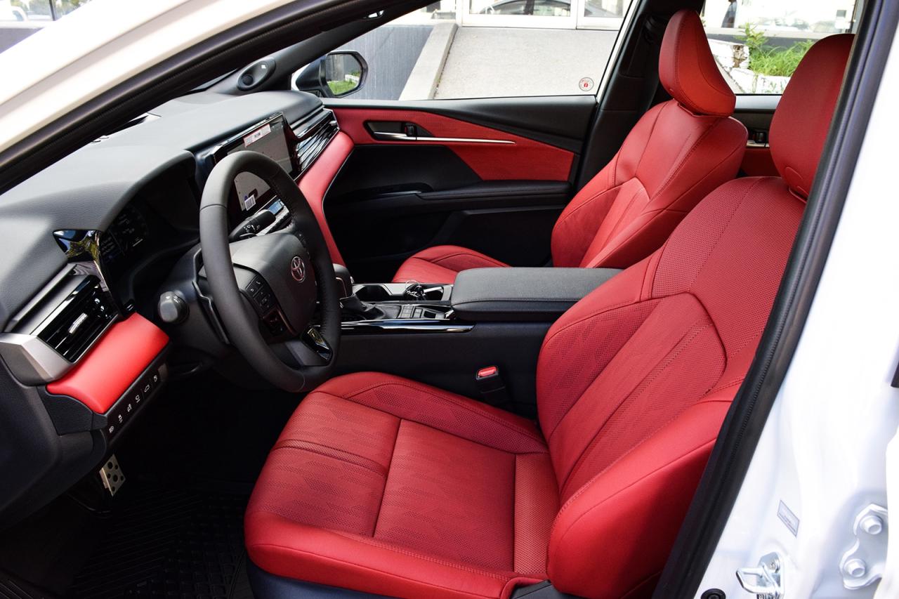 2025 Toyota Camry HYBRID XSE AWD / CLEAN CARFAX / RED INTERIOR / MOONROOF Photo