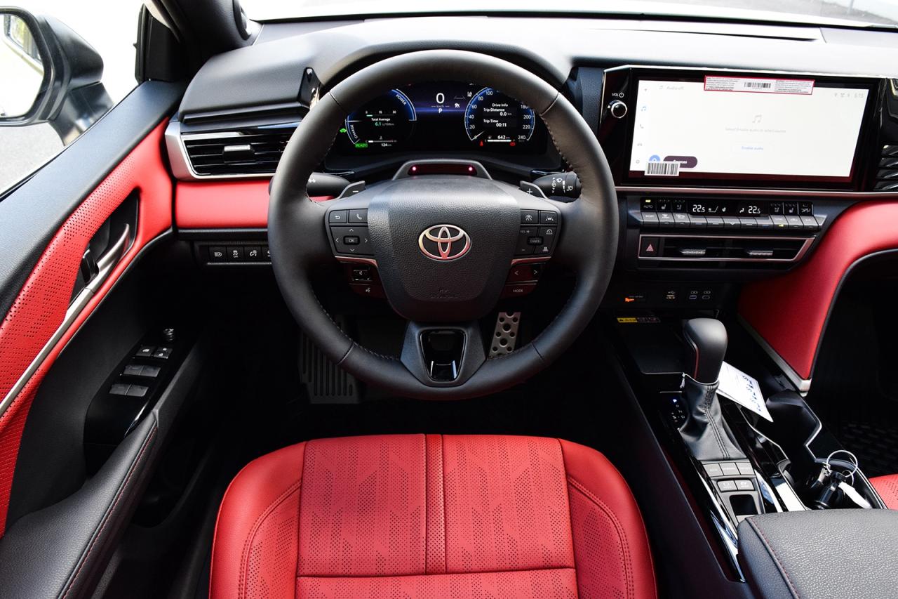 2025 Toyota Camry HYBRID XSE AWD / CLEAN CARFAX / RED INTERIOR / MOONROOF Photo