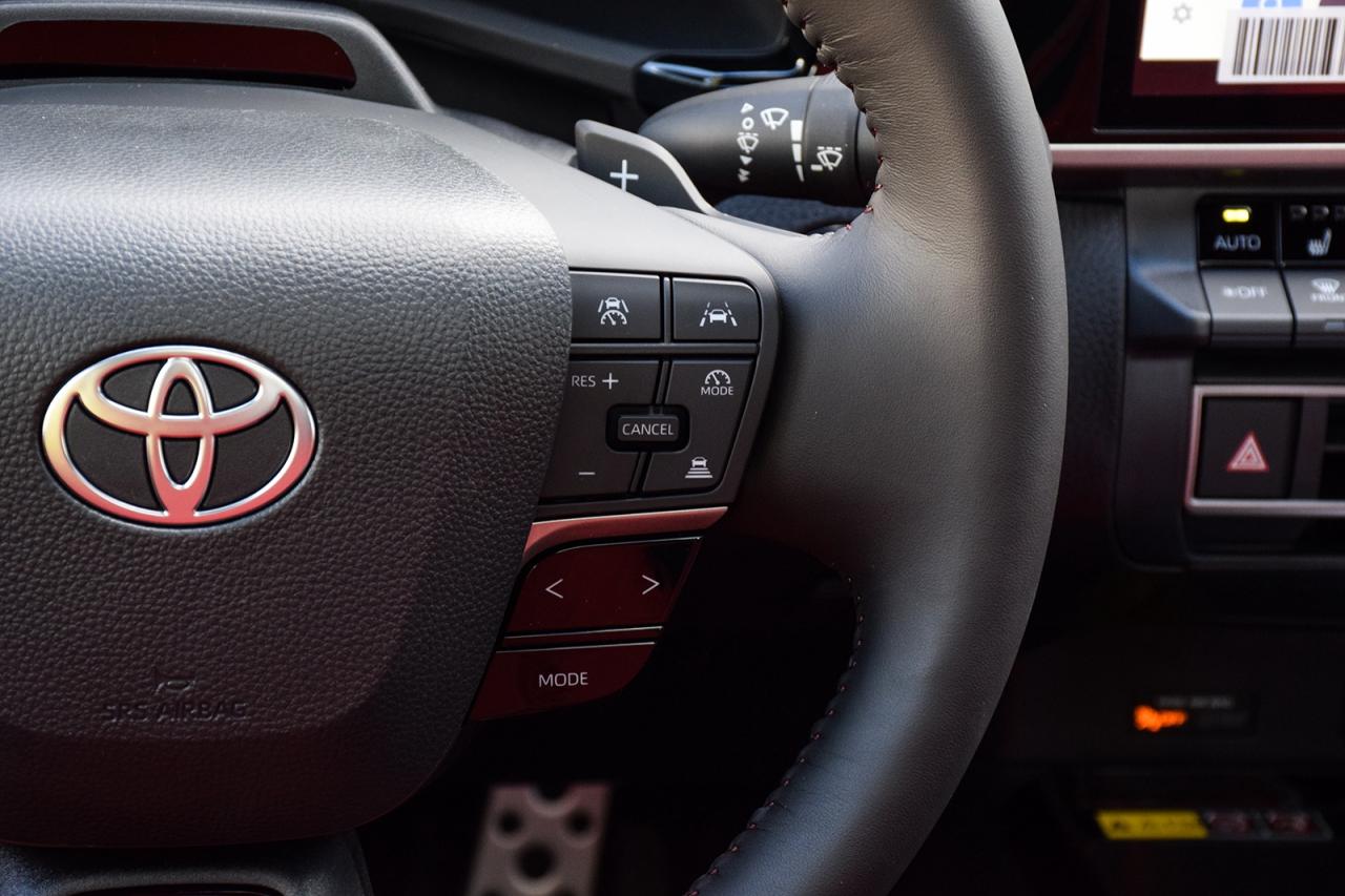 2025 Toyota Camry HYBRID XSE AWD / CLEAN CARFAX / RED INTERIOR / MOONROOF Photo