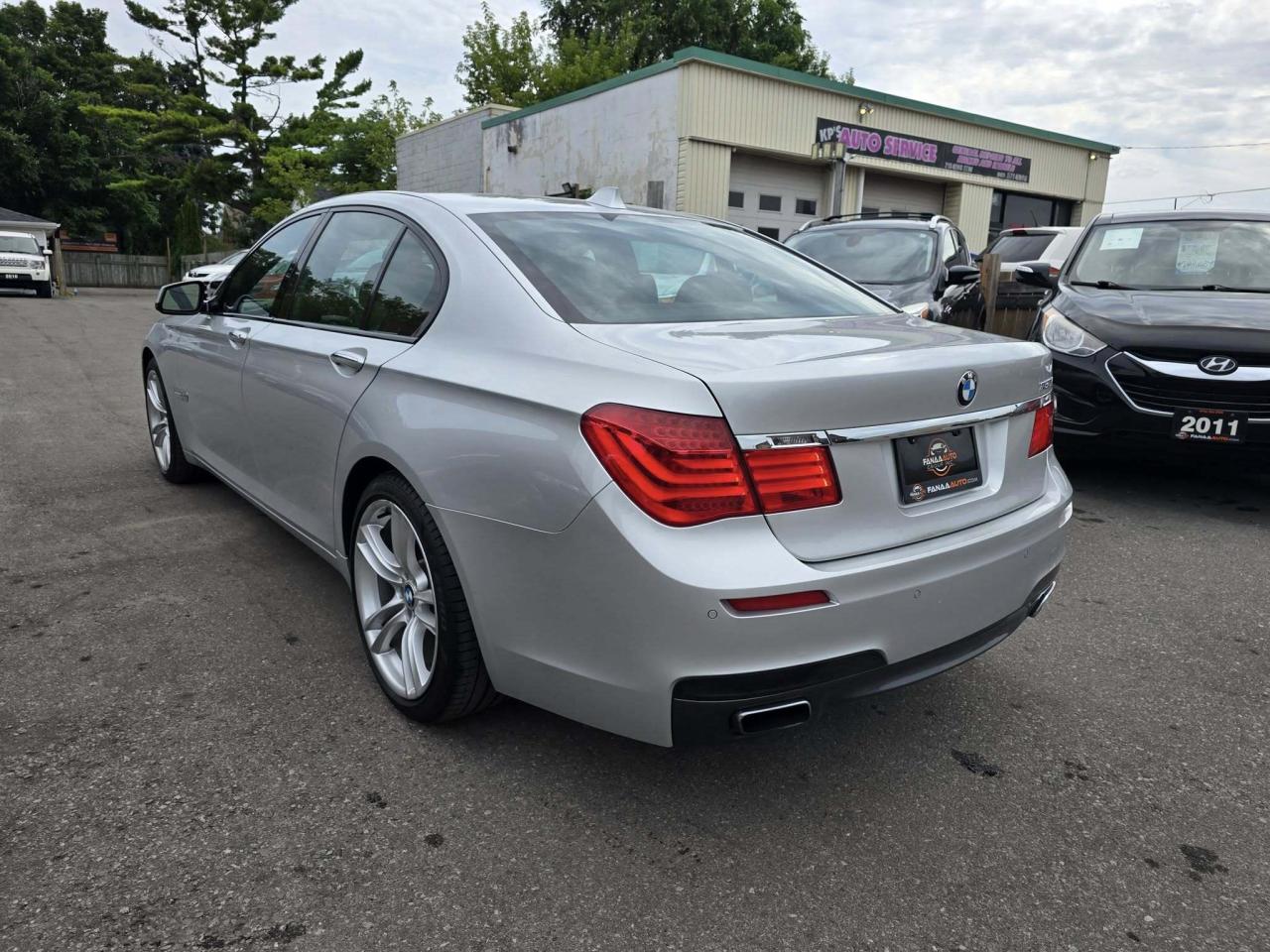 2011 BMW 7 Series 4dr Sdn 750i xDrive AWD Photo