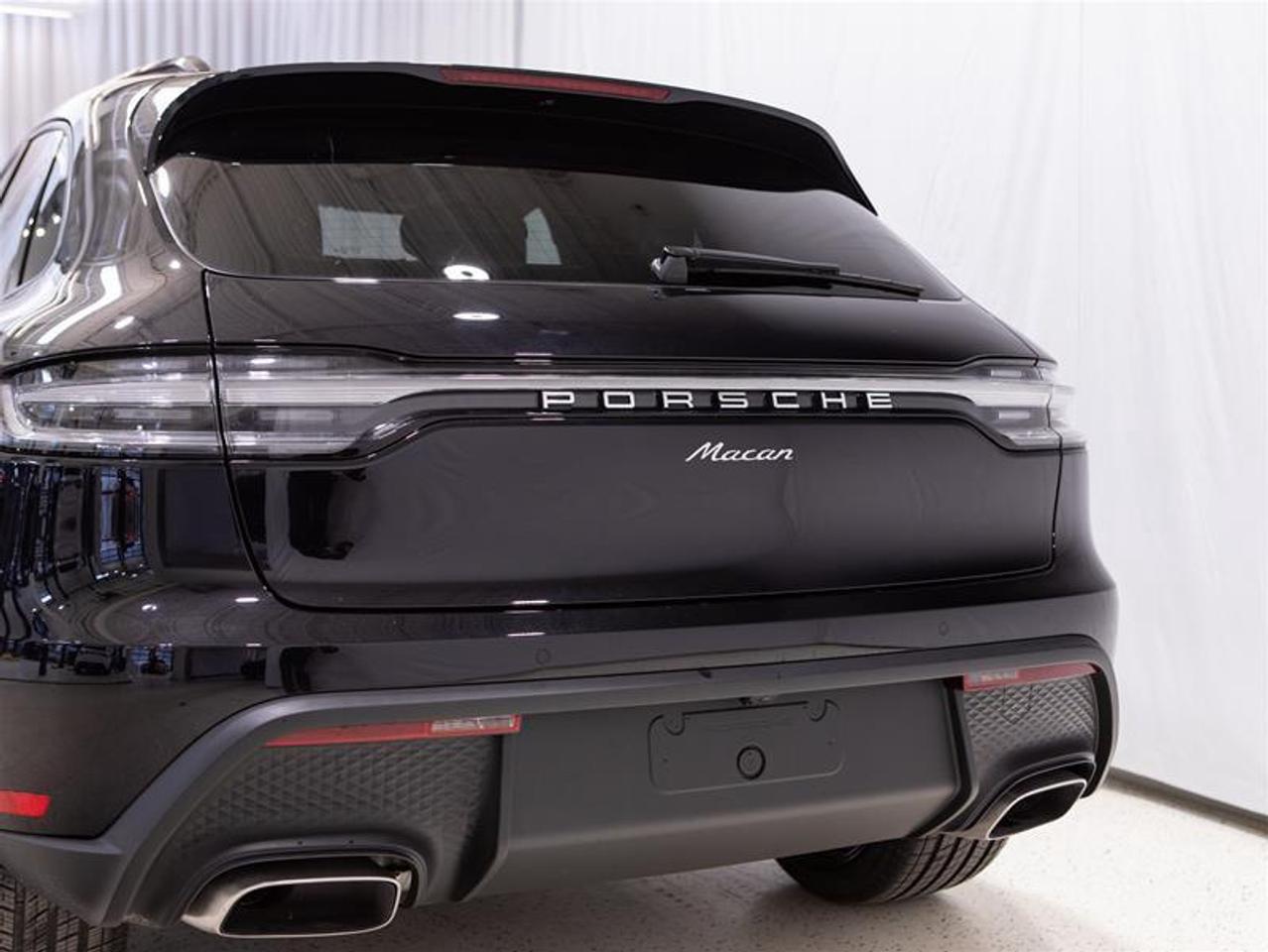 2025 Porsche Macan AWD Photo