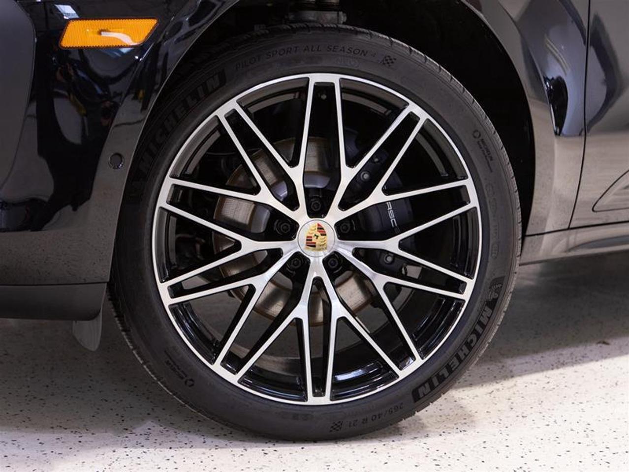 2025 Porsche Macan AWD Photo