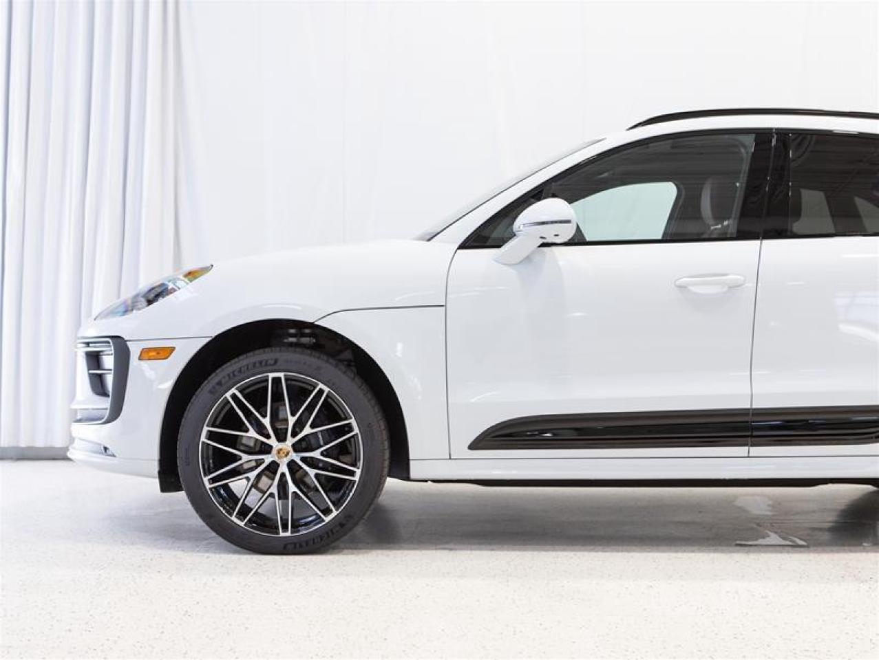 2025 Porsche Macan AWD Photo4