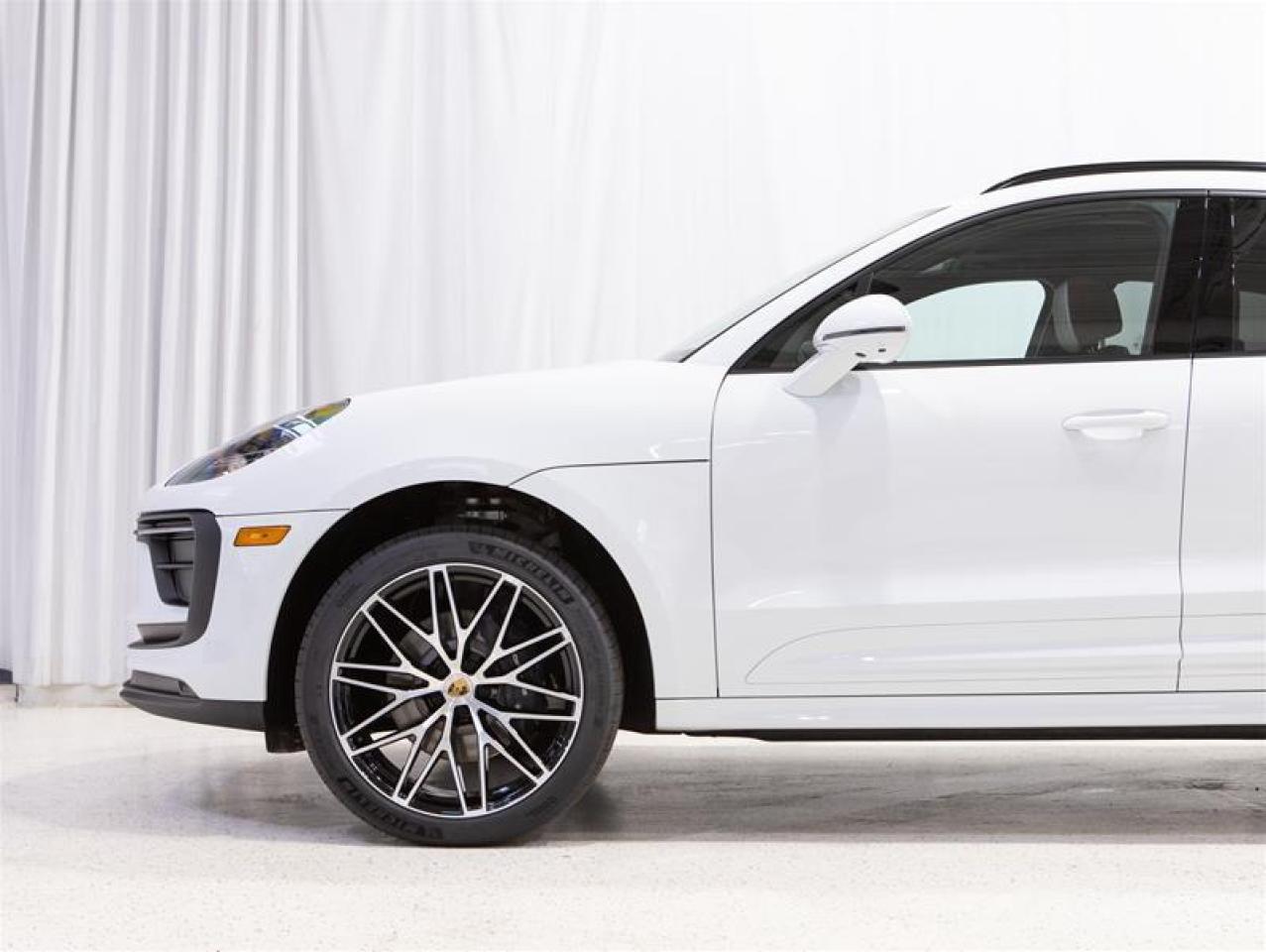 2025 Porsche Macan AWD Photo4