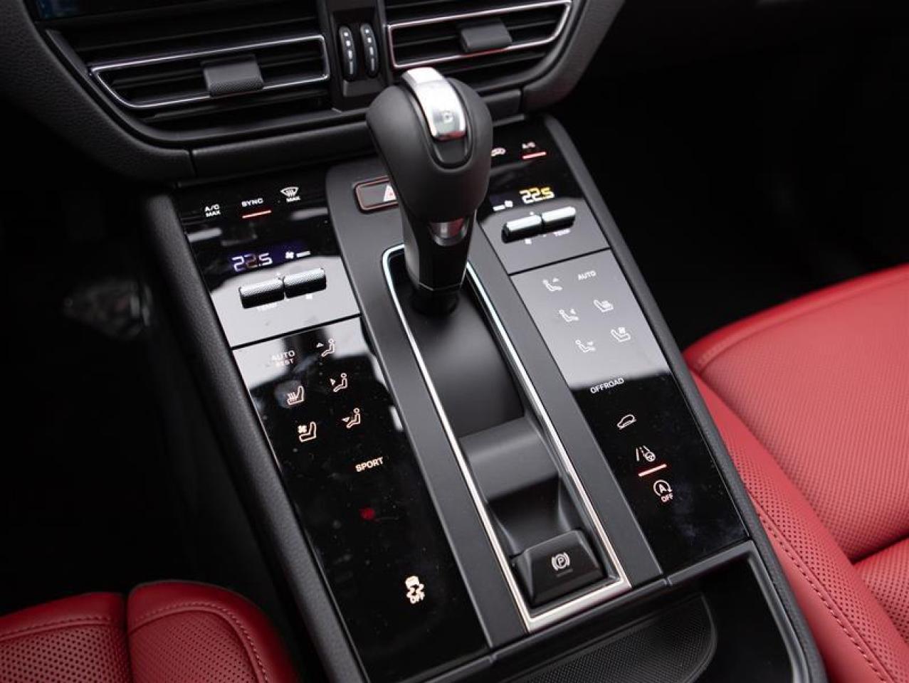 2025 Porsche Macan AWD Photo