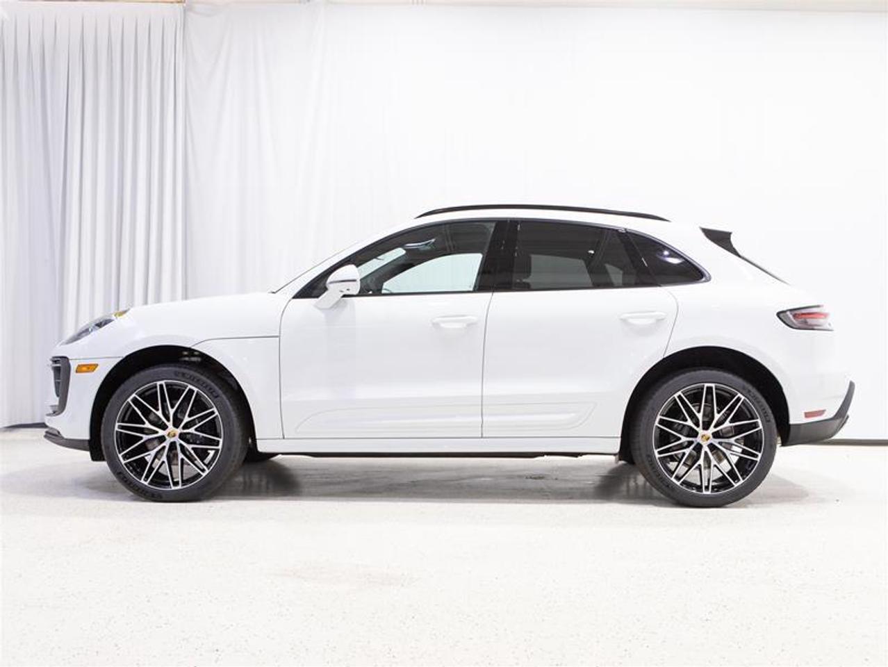 2025 Porsche Macan AWD Photo3