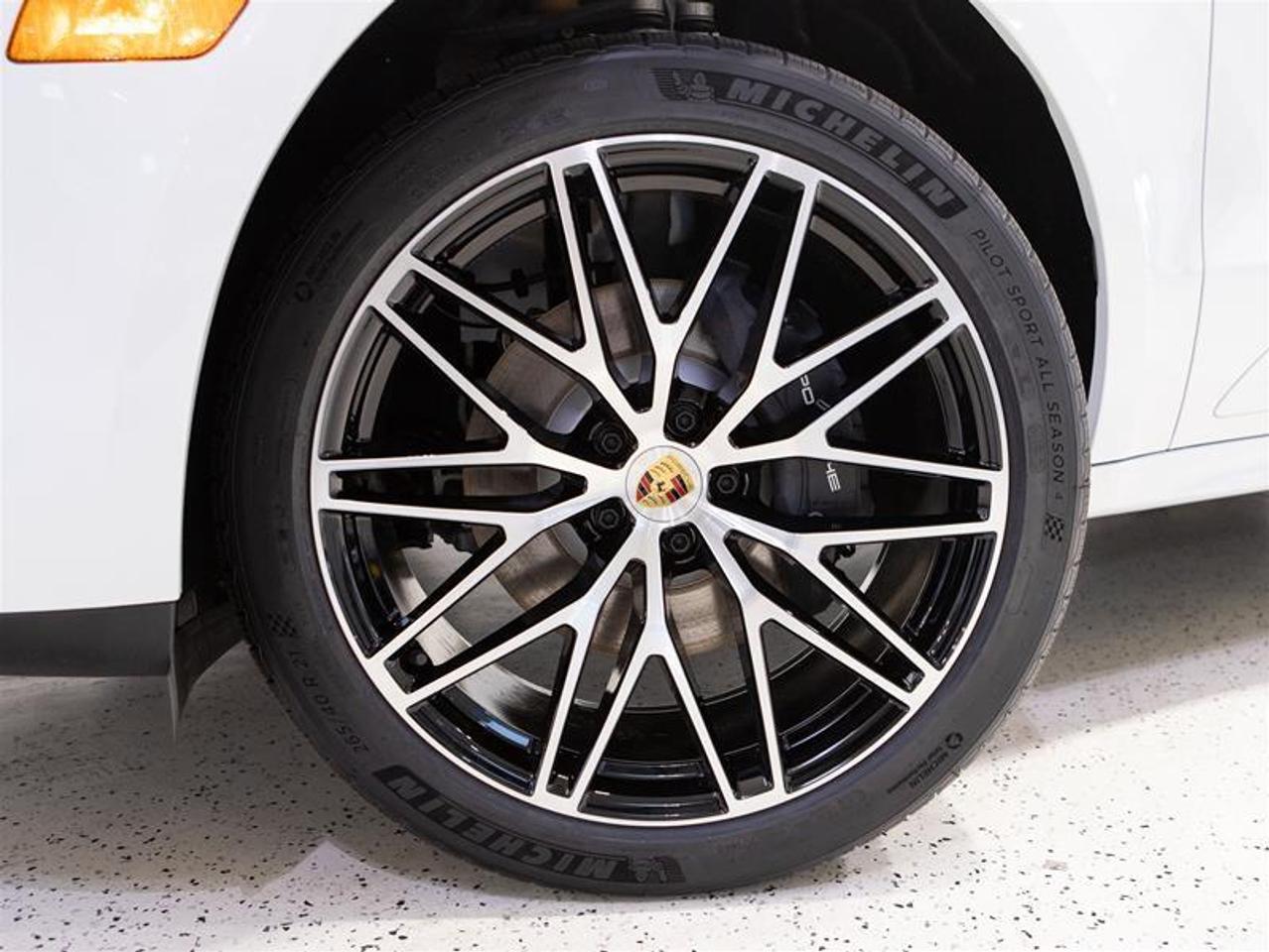 2025 Porsche Macan AWD Photo