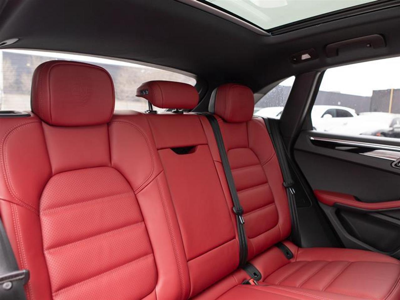 2025 Porsche Macan AWD Photo