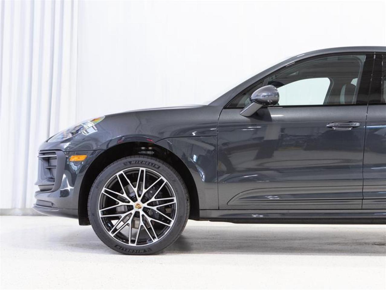 2025 Porsche Macan AWD Photo4