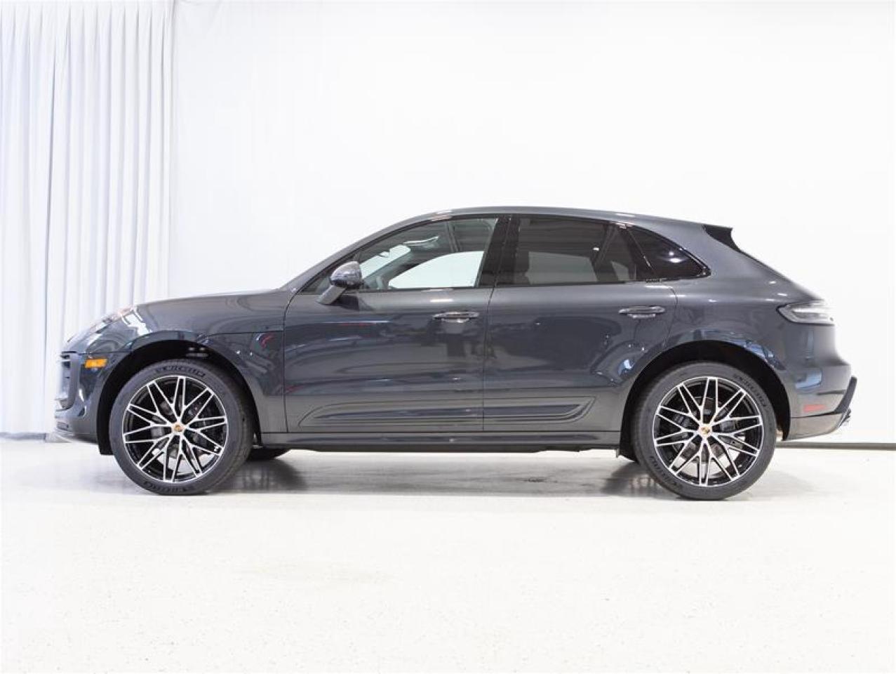 2025 Porsche Macan AWD Photo3
