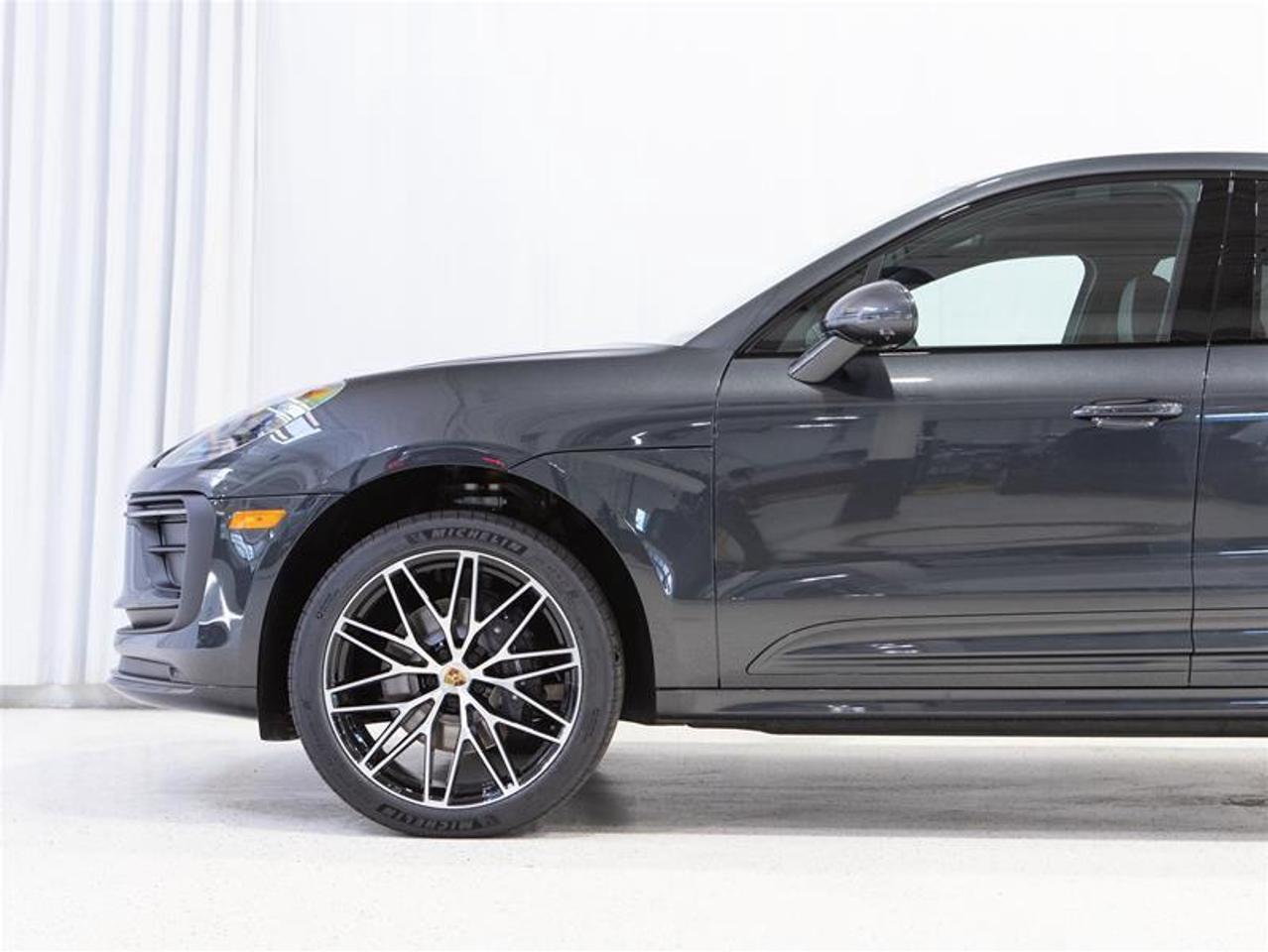 2025 Porsche Macan AWD Photo4