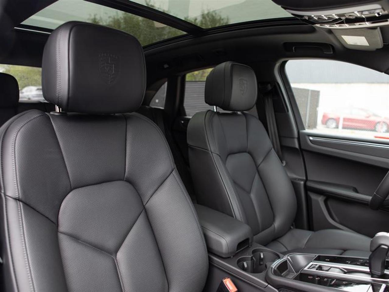 2025 Porsche Macan AWD Photo