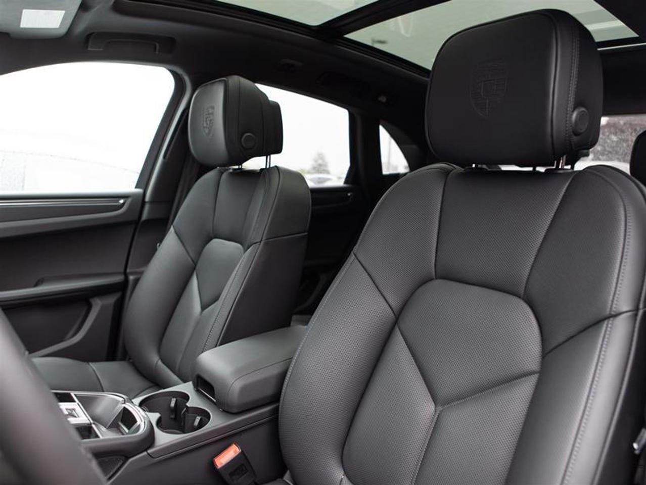 2025 Porsche Macan AWD Photo