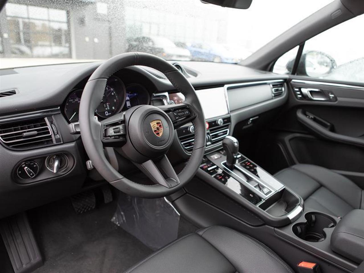 2025 Porsche Macan AWD Photo