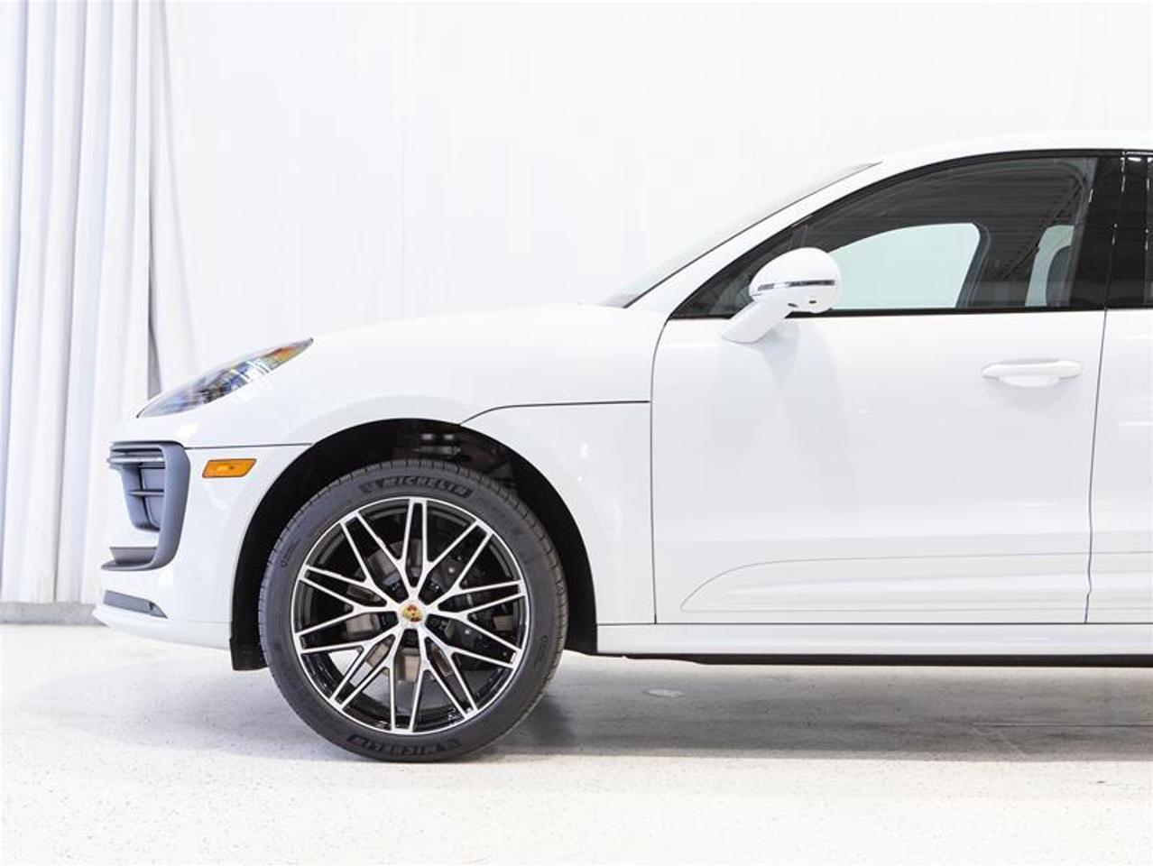 2025 Porsche Macan AWD Photo4