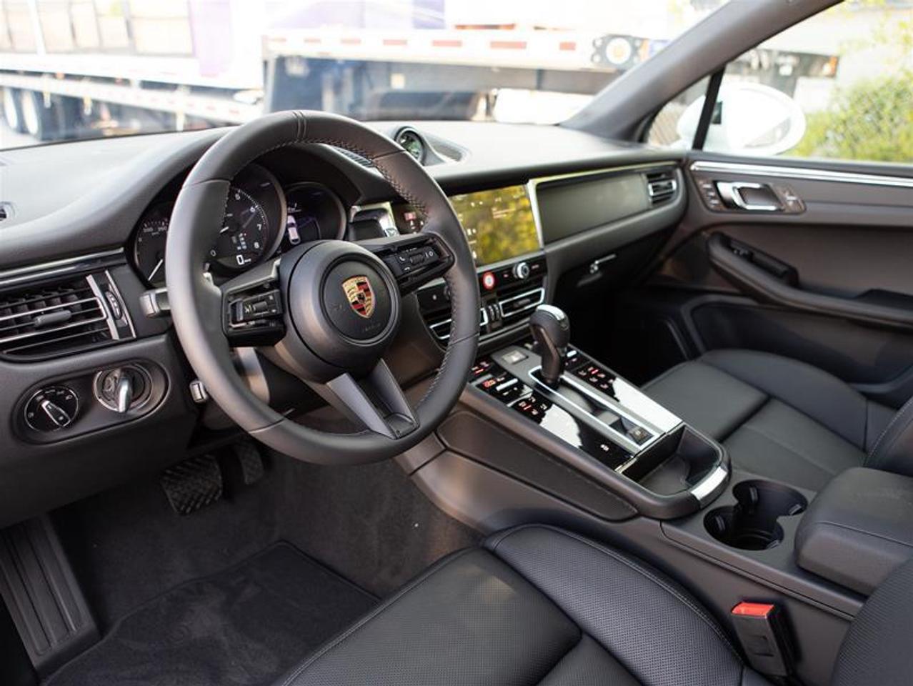 2026 Porsche Macan AWD Photo