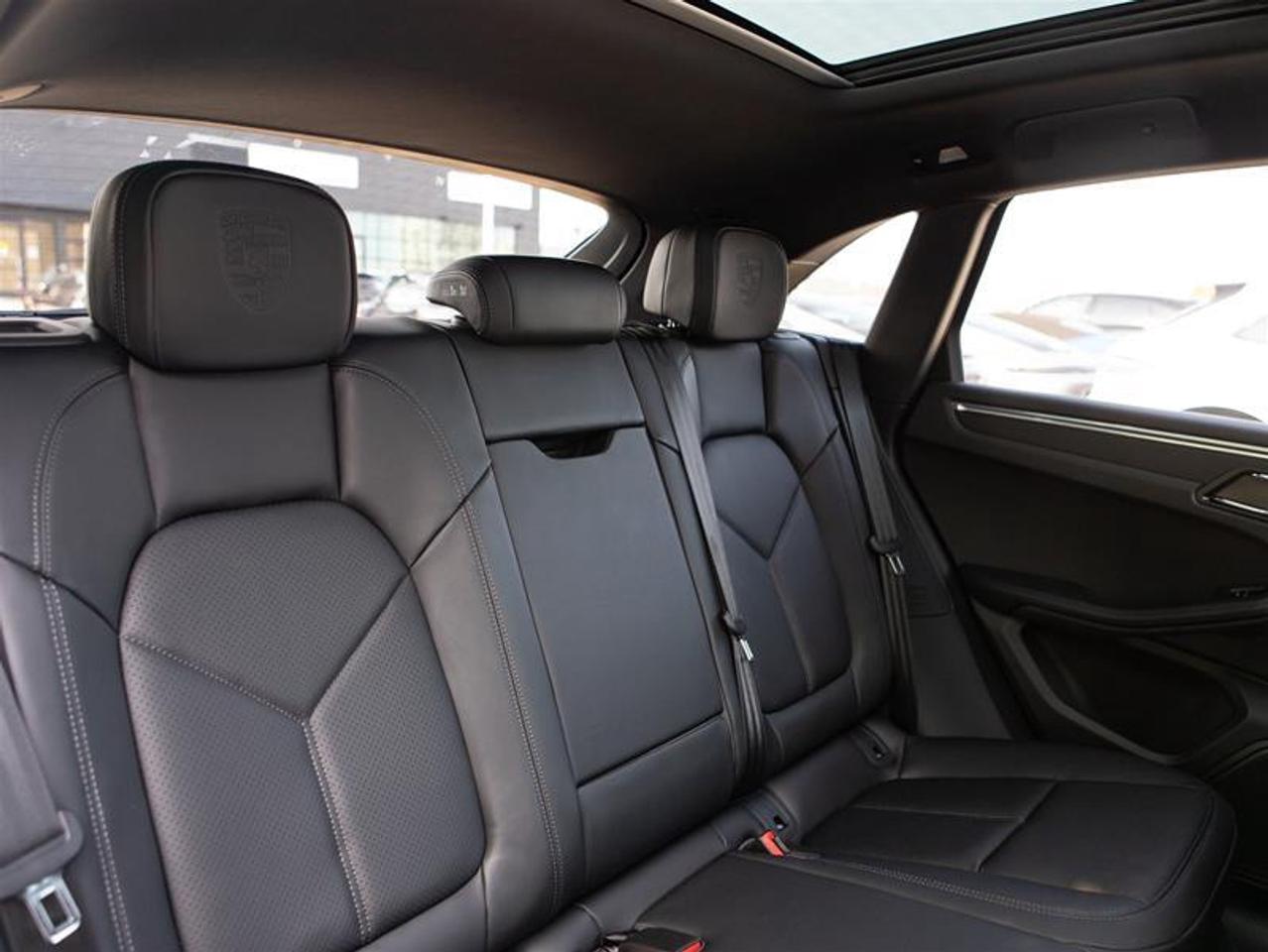 2026 Porsche Macan AWD Photo