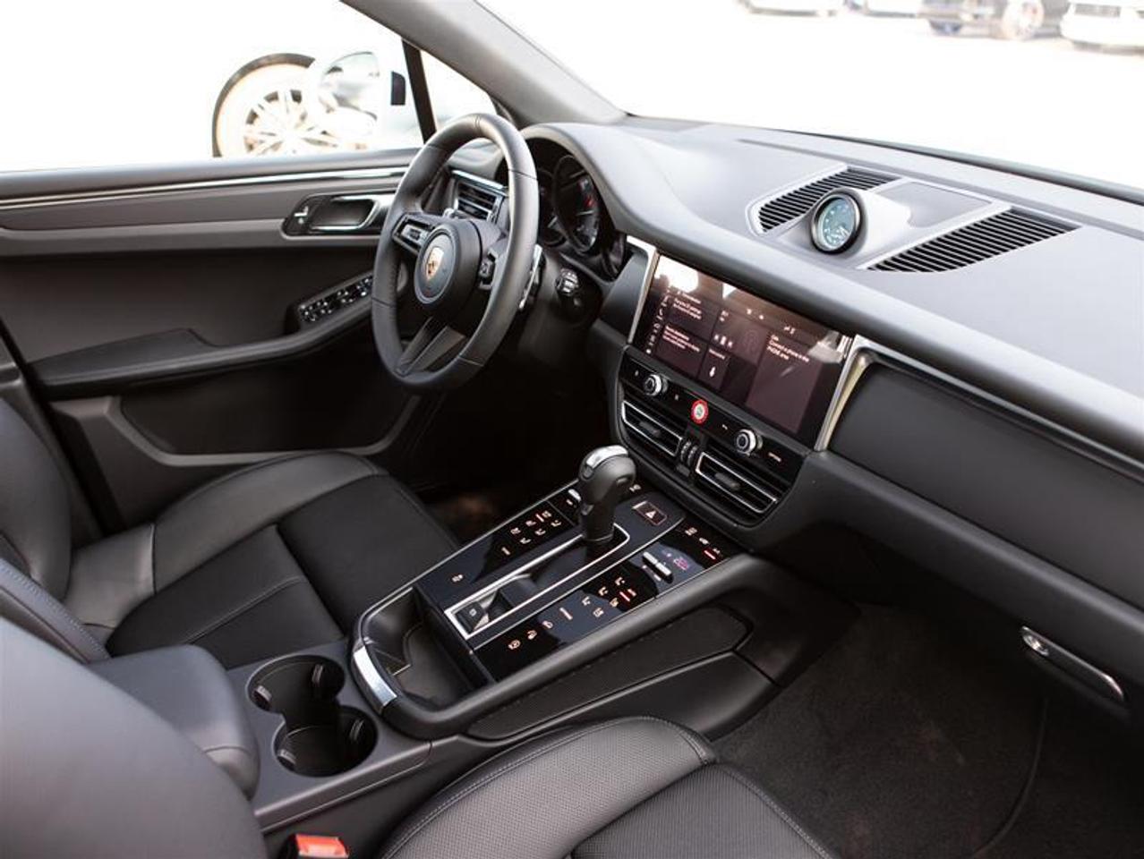 2026 Porsche Macan AWD Photo