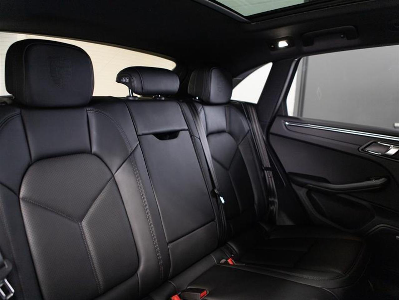 2026 Porsche Macan AWD Photo
