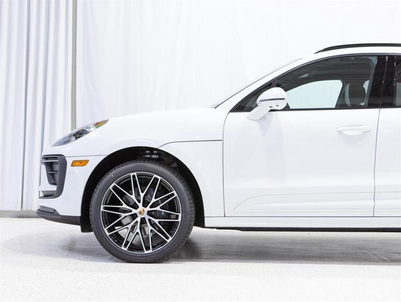 2025 Porsche Macan AWD Photo4