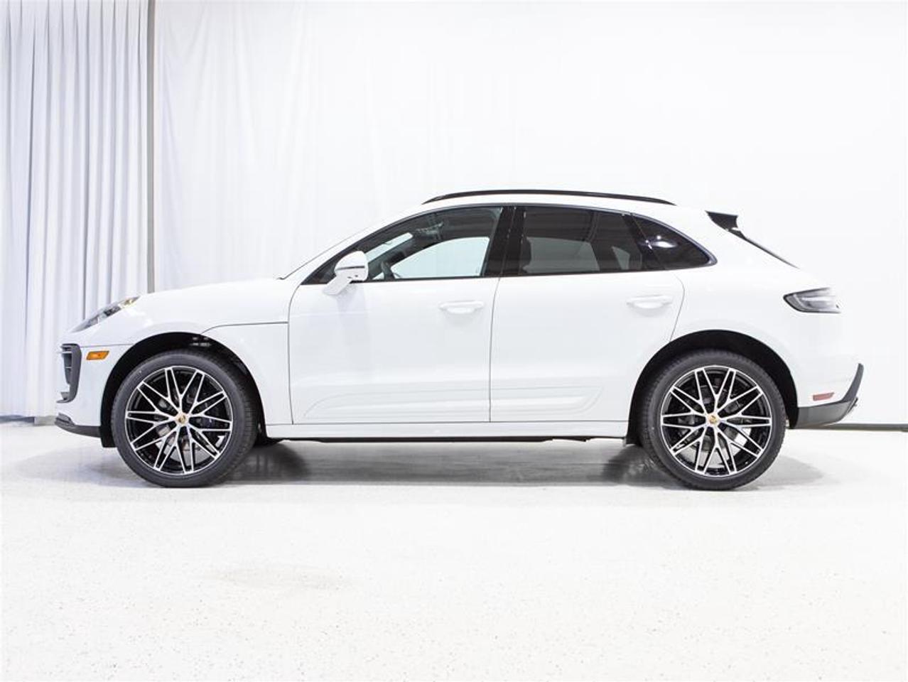 2025 Porsche Macan AWD Photo3