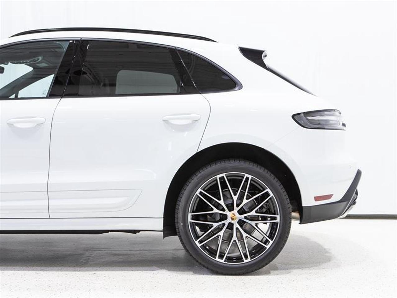 2025 Porsche Macan AWD Photo