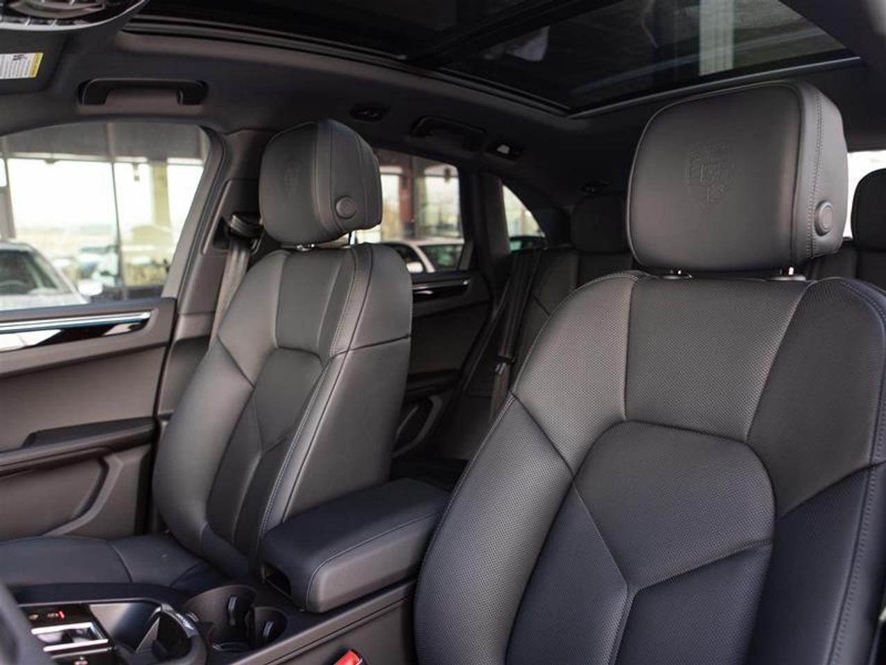 2025 Porsche Macan AWD Photo