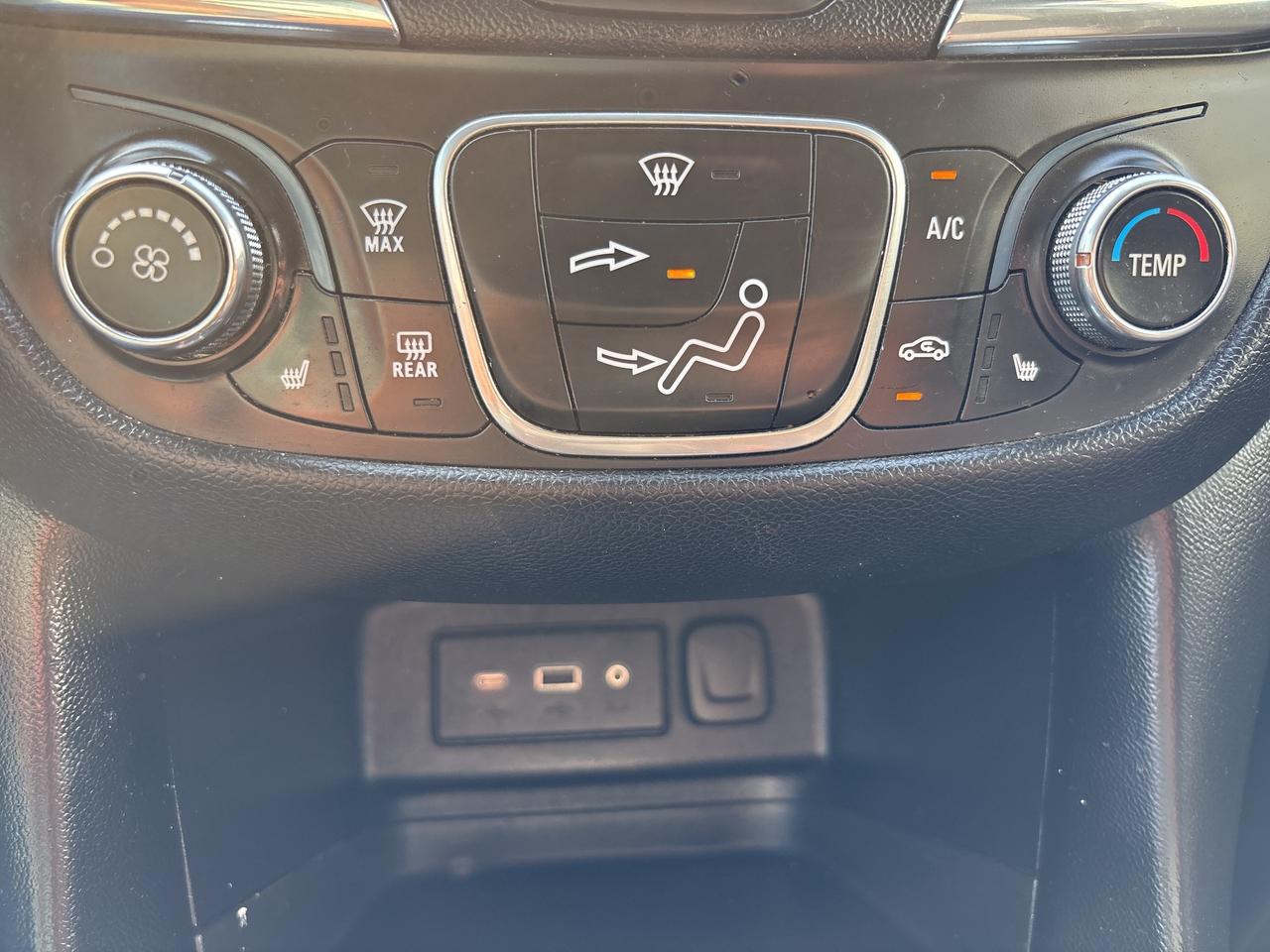 2020 Chevrolet Equinox LT, AWD, Apple Carplay. Photo