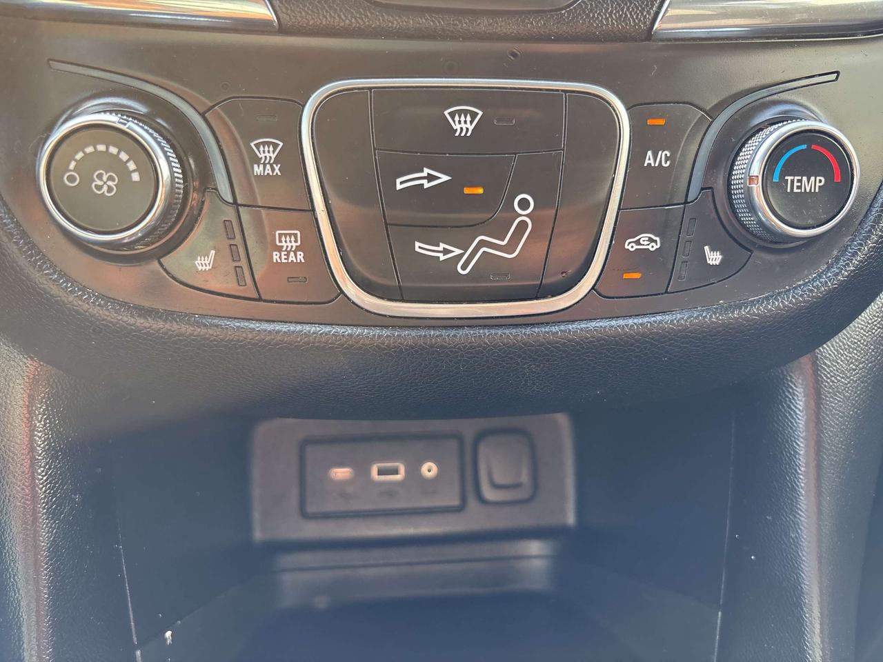 2020 Chevrolet Equinox LT, AWD, Apple Carplay. Photo