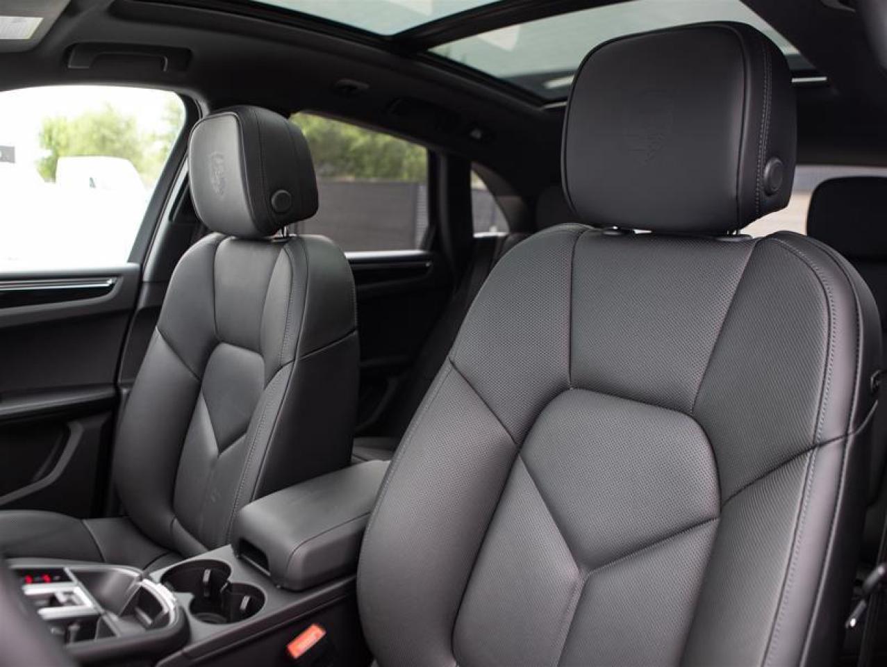 2024 Porsche Macan AWD Photo