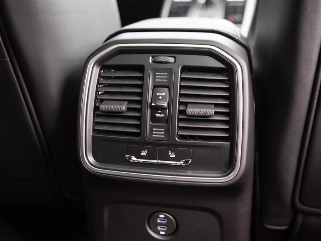 2024 Porsche Macan AWD Photo