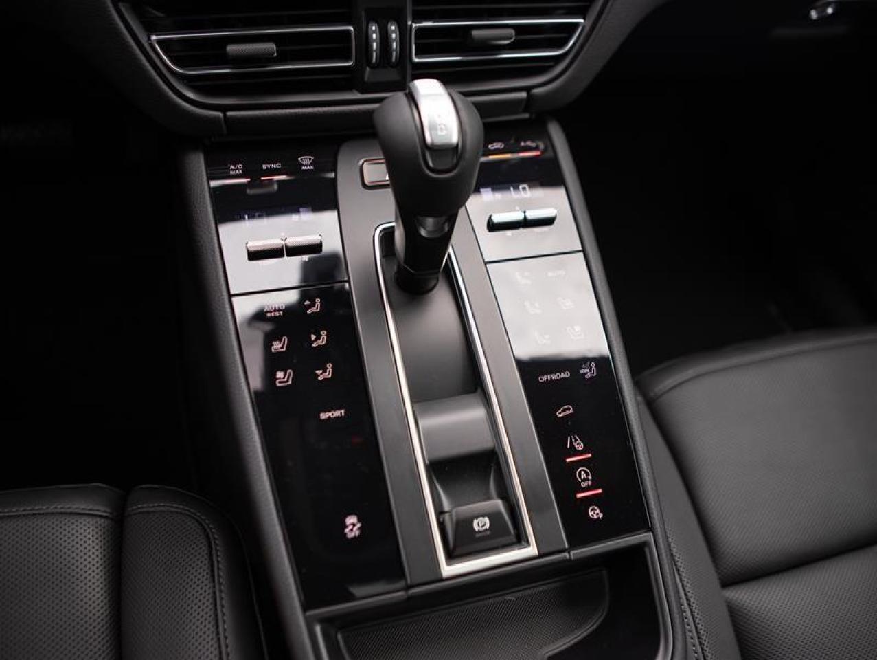 2024 Porsche Macan AWD Photo