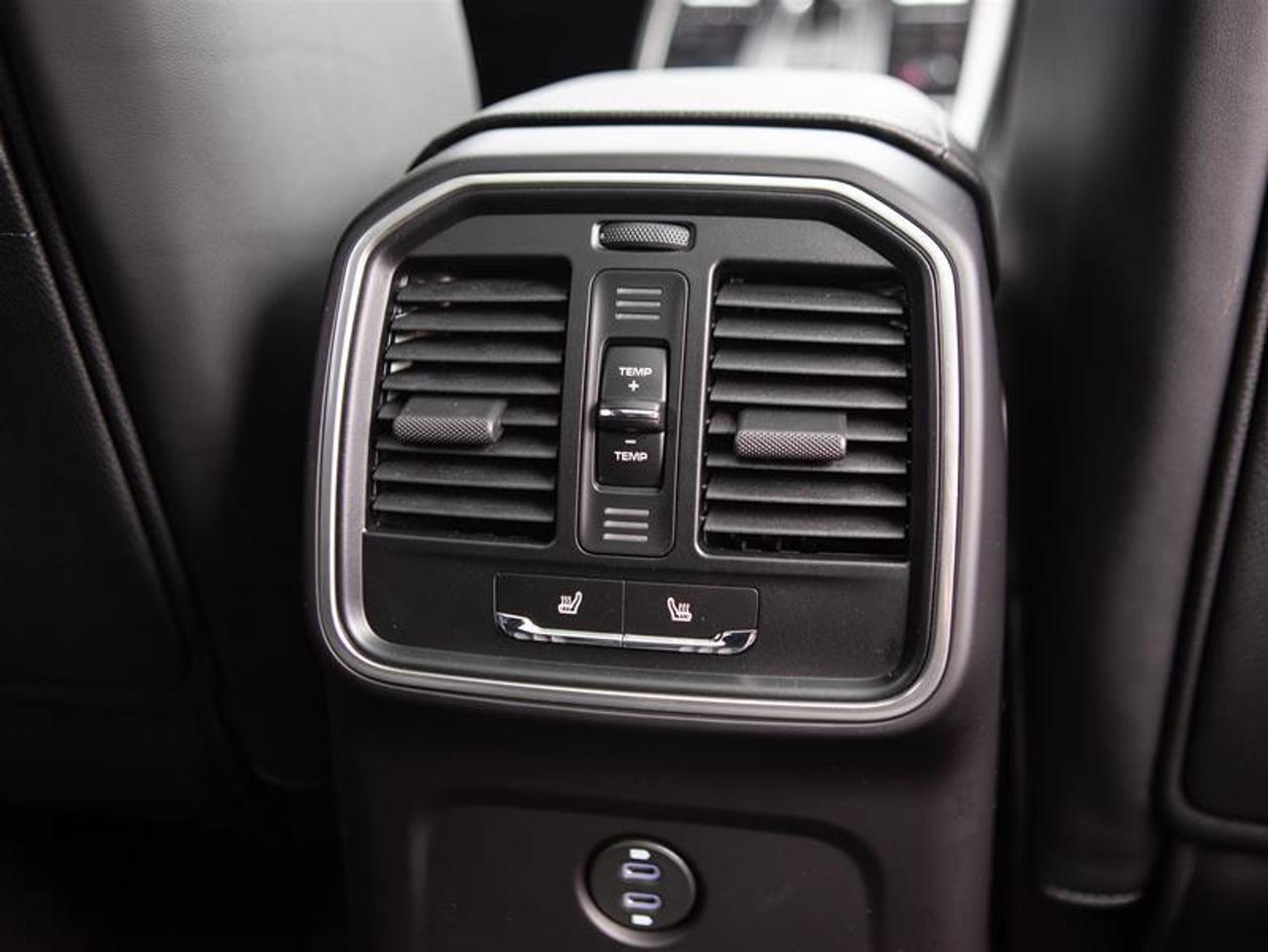 2024 Porsche Macan AWD Photo