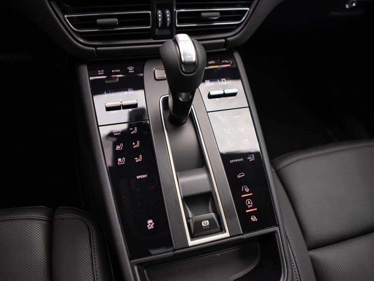 2024 Porsche Macan AWD Photo