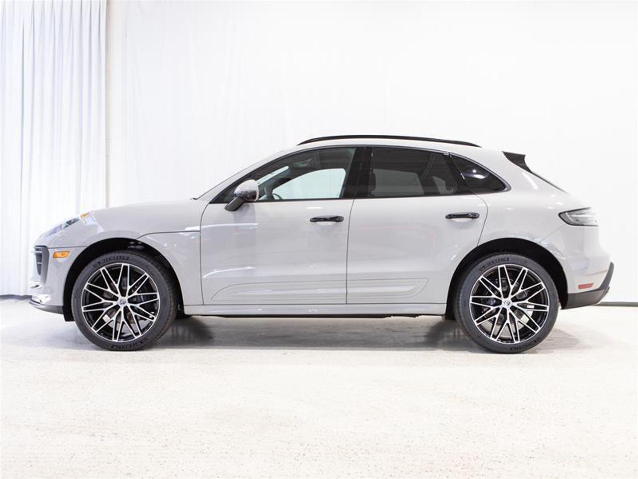 2026 Porsche Macan AWD Photo4