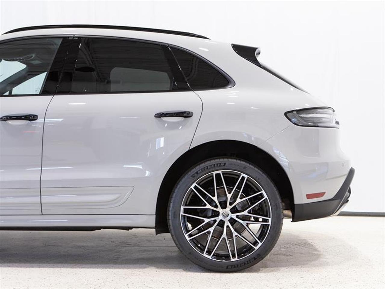 2026 Porsche Macan AWD Photo
