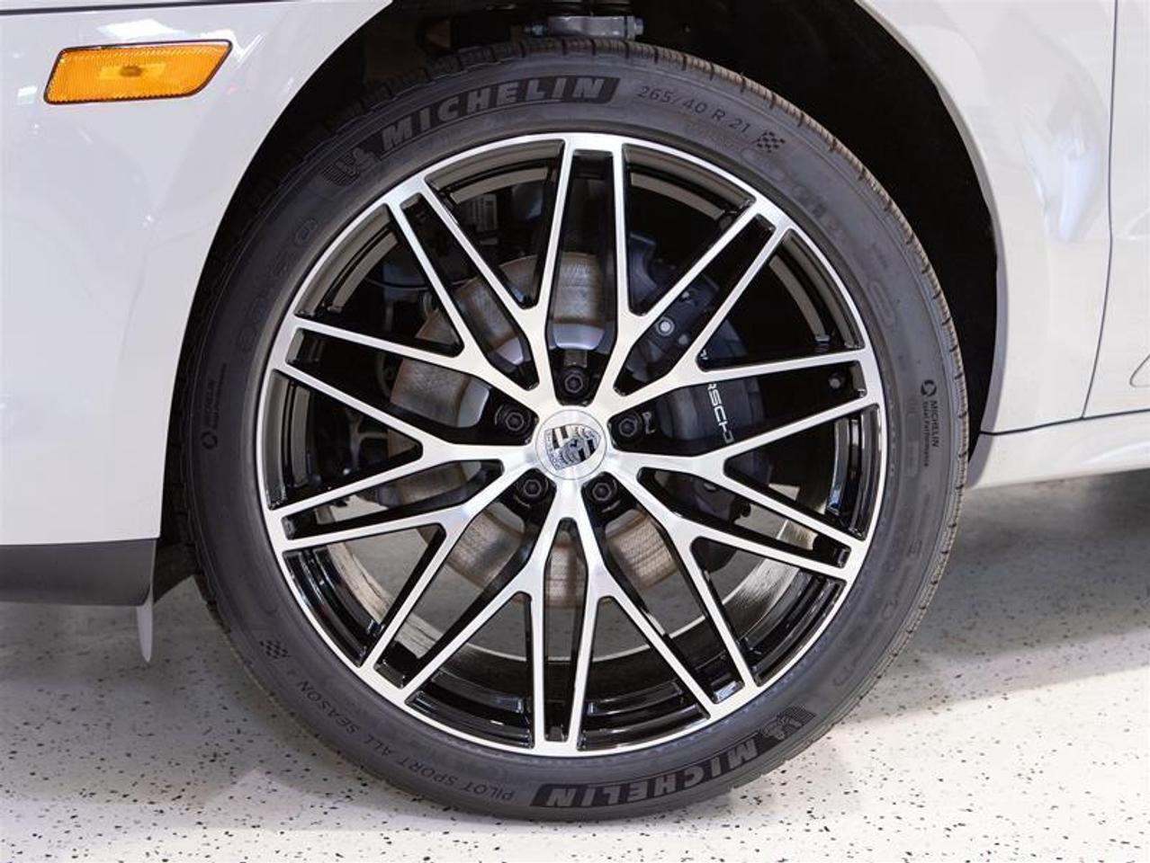 2026 Porsche Macan AWD Photo