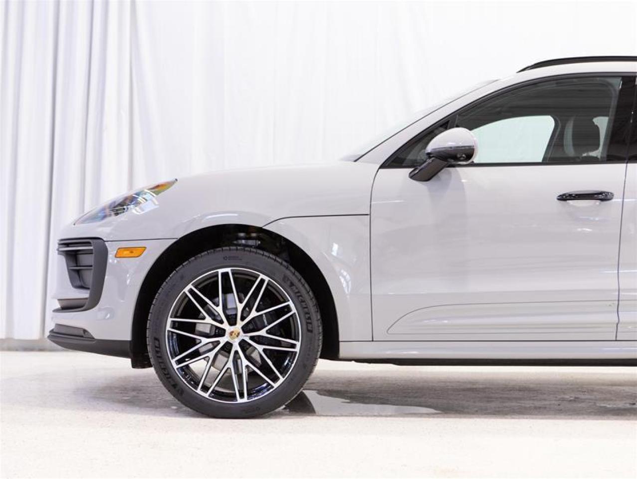 2025 Porsche Macan AWD Photo4