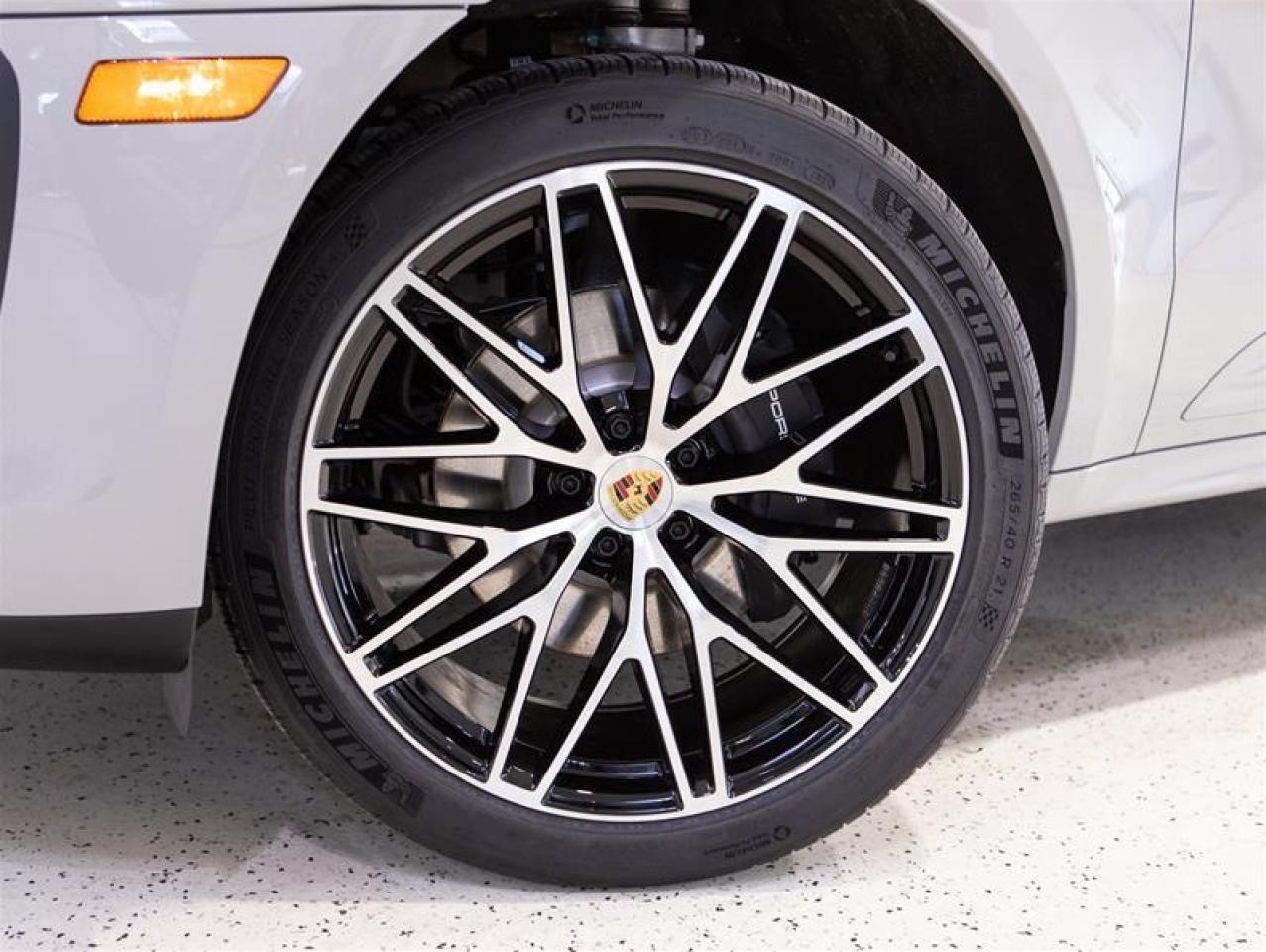 2025 Porsche Macan AWD Photo