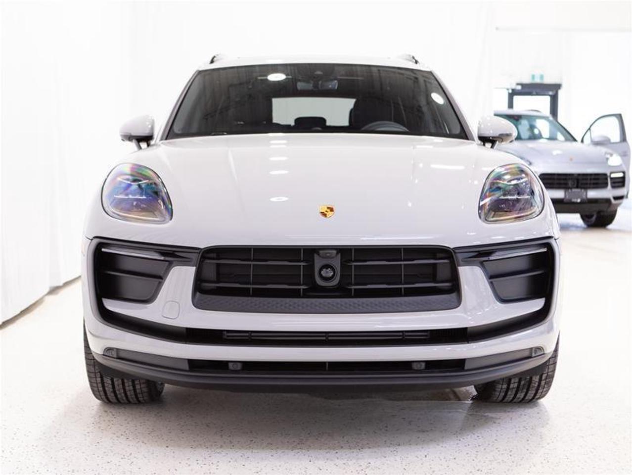 2025 Porsche Macan AWD Photo