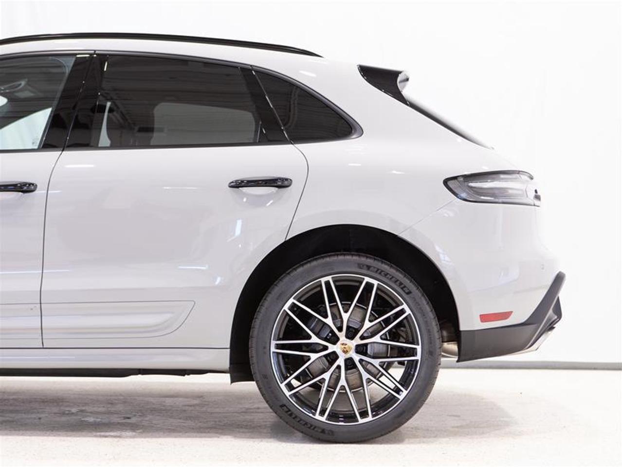 2025 Porsche Macan AWD Photo