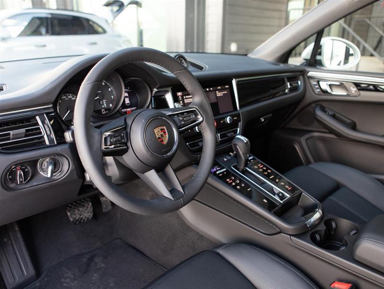 2025 Porsche Macan AWD Photo