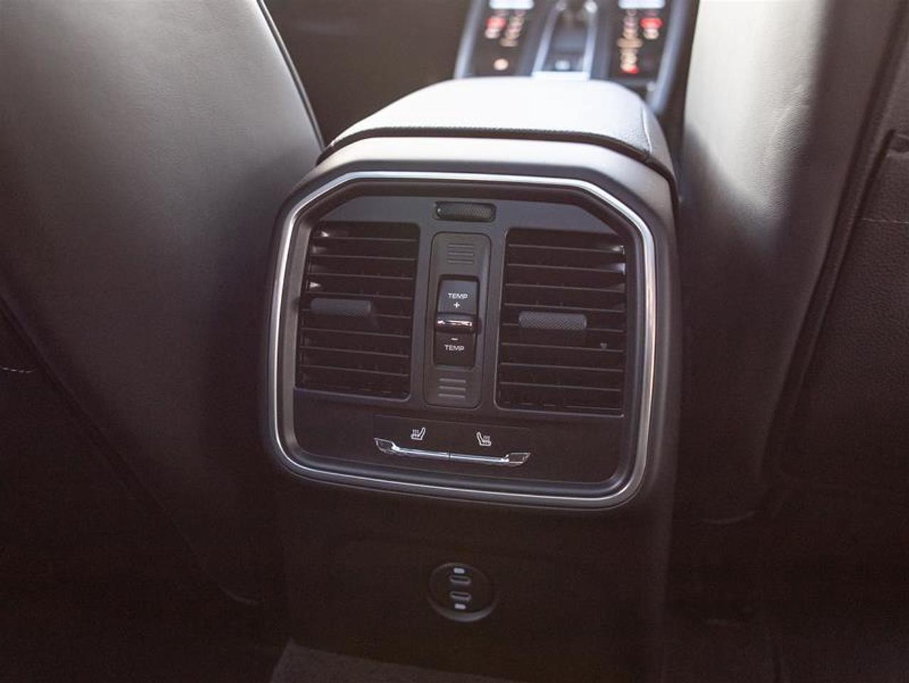 2025 Porsche Macan AWD Photo