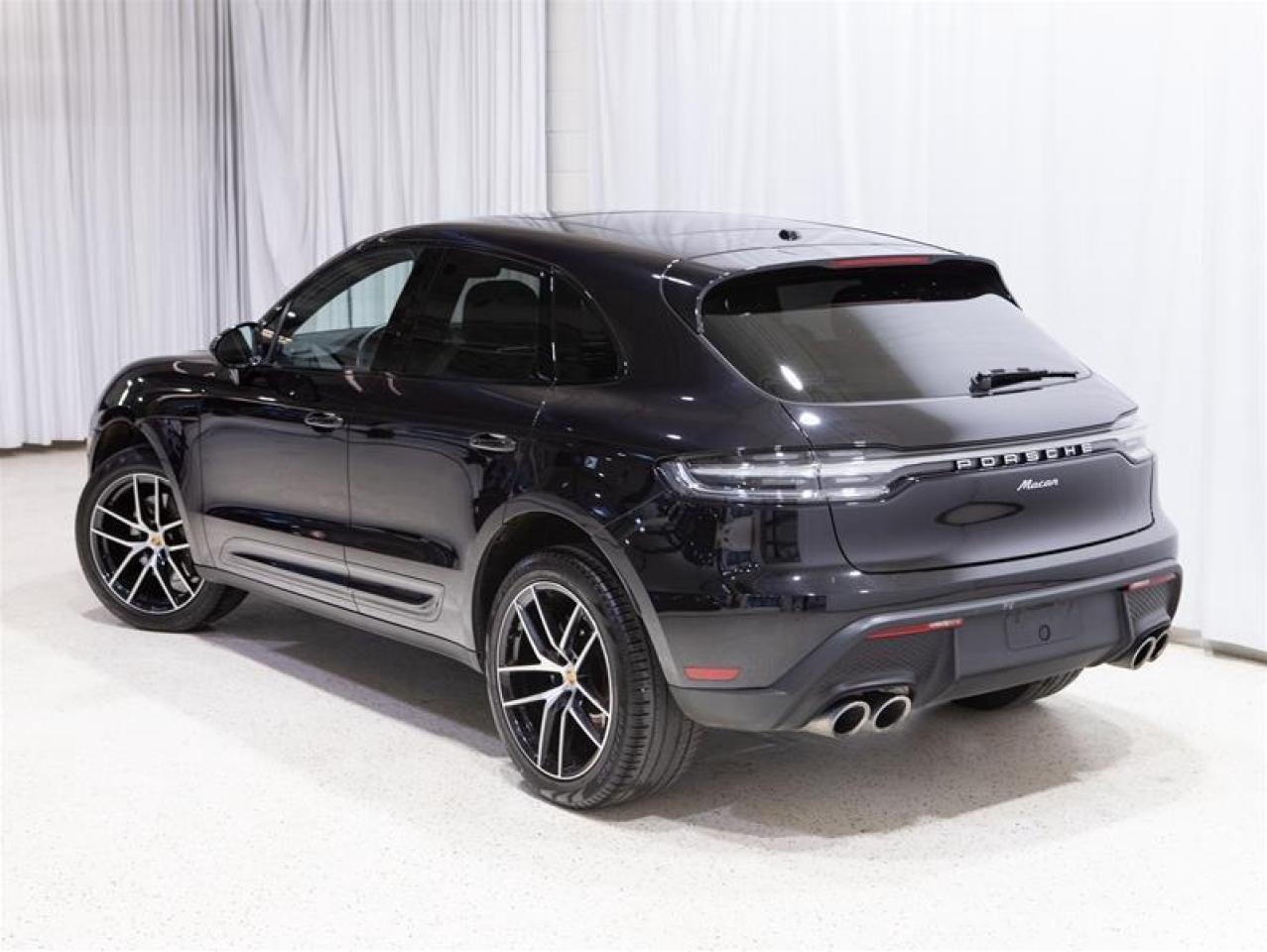 2023 Porsche Macan  Photo3