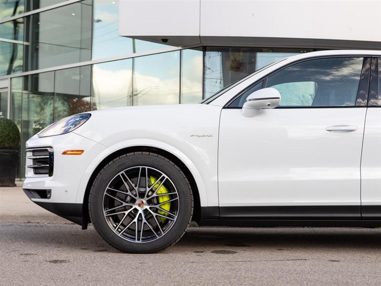 2025 Porsche Cayenne e-Hybrid AWD Photo4