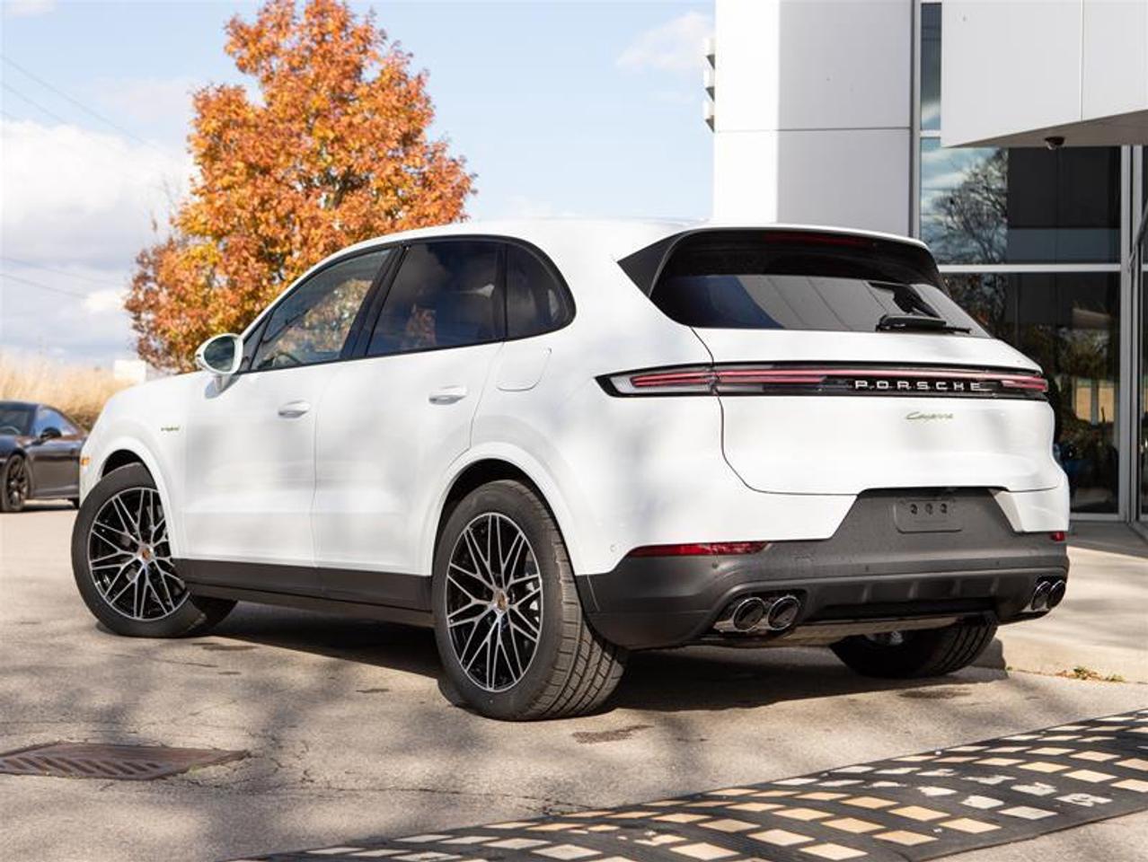 2025 Porsche Cayenne e-Hybrid AWD Photo2