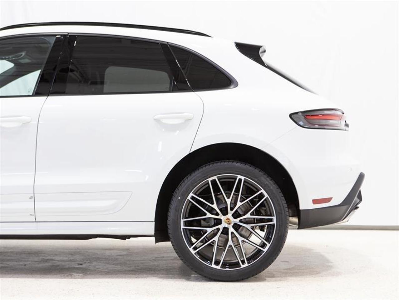 2025 Porsche Macan AWD Photo