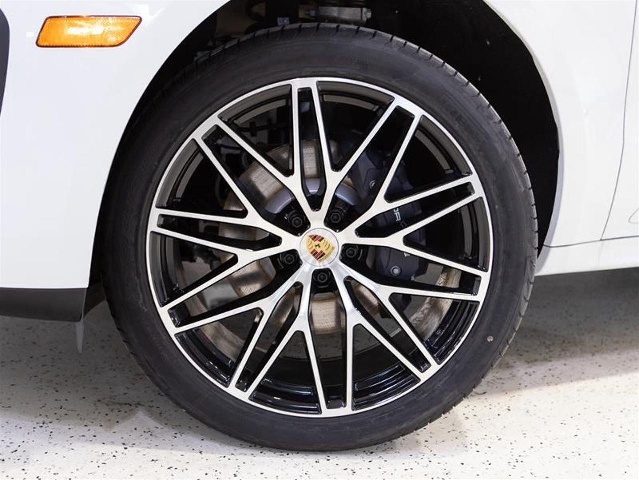 2025 Porsche Macan AWD Photo